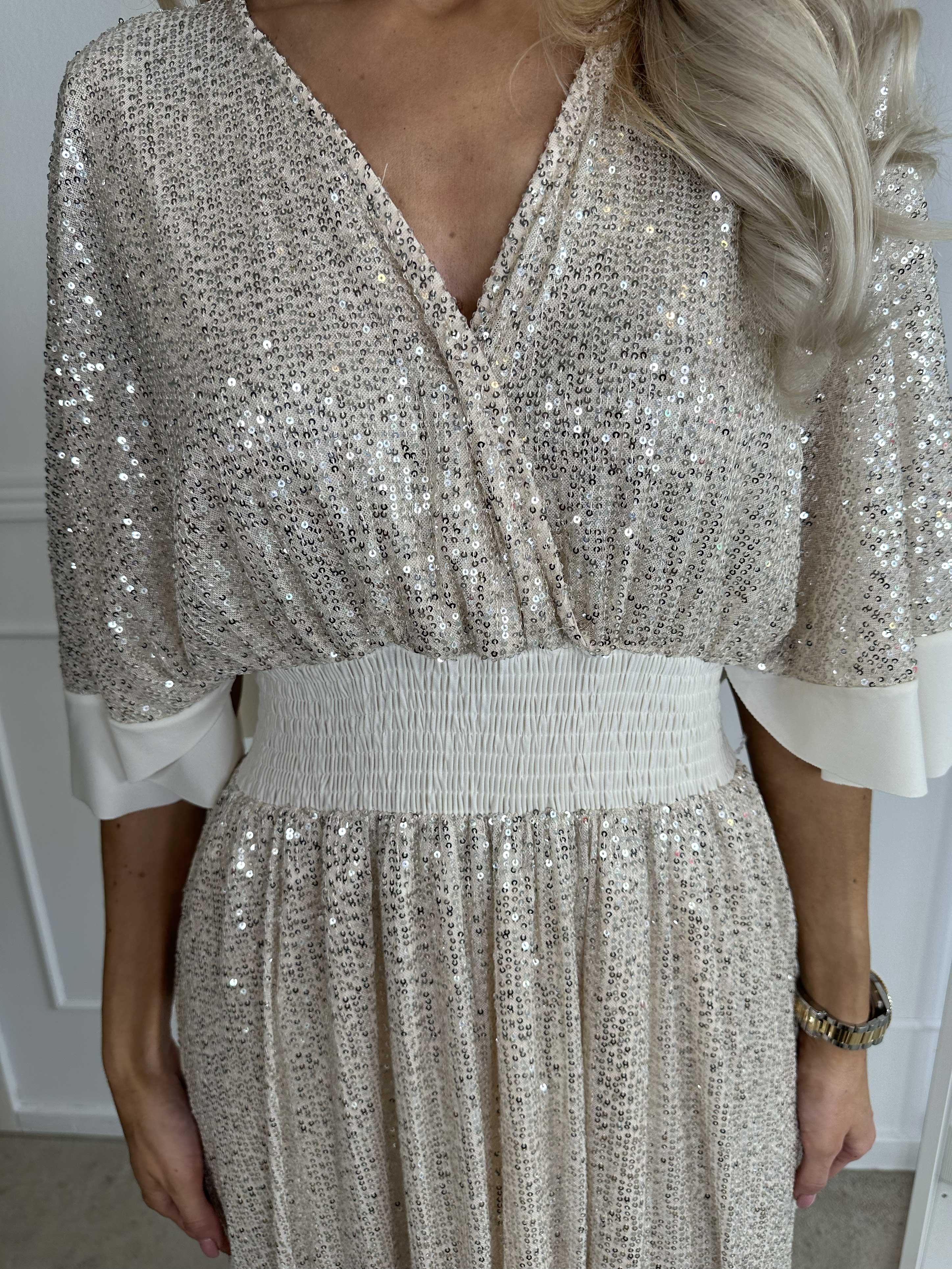 Pamela Glitter - Lång paljettklänning med volanger och smock